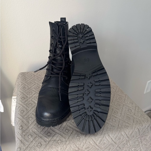 Universal Thread Shoes - Universal fabulous Thread Women’s Combat Boots, size 8,5